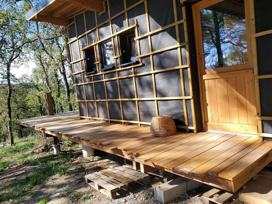 Acc&egrave;s &agrave; la petite maison bois dans les bois - Bardage en cours