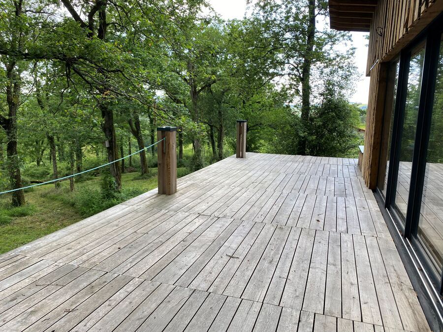 Terrasse sur la for&ecirc;t